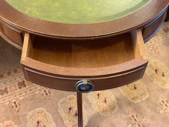 Mesa auxiliar redonda de madera con incrustaciones de cuero verde, Mesas auxiliares, Marrón, Vintage (foto 2 de 7)