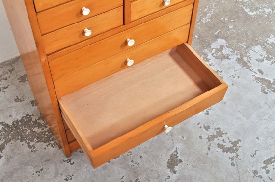 Image 1 of Armario escolar antiguo de madera de haya de la década de 1950.