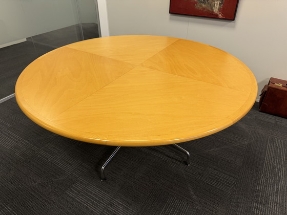 Image 1 of Vitra ronde eet/vergader tafel kersen hout