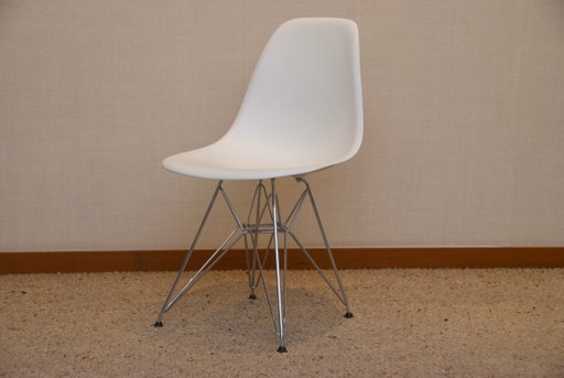 Silla lateral Vitra Eames DSR con