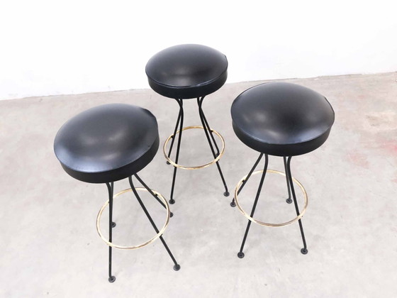Image 1 of MBM French Set de 3 tabourets de bar 1950s Midcentury laiton et vinyle