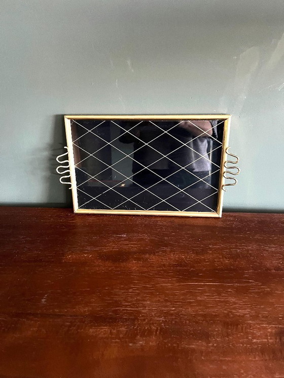 Image 1 of Vassoio rettangolare di metà secolo in vetro nero con motivo a rombi dorati 1950 ca.