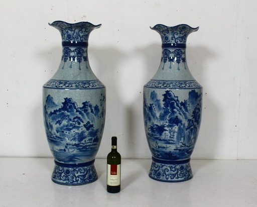 Ein Paar monumentale chinesische Vasen mit kobaltblauer Verzierung, Ende des 20. Jahrhunderts.