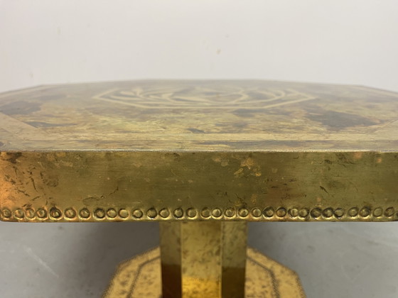 Excepcional mesa de centro octogonal de latón y chapa de madera de raíz, de mediados de siglo, década de (photo 6 of 15)