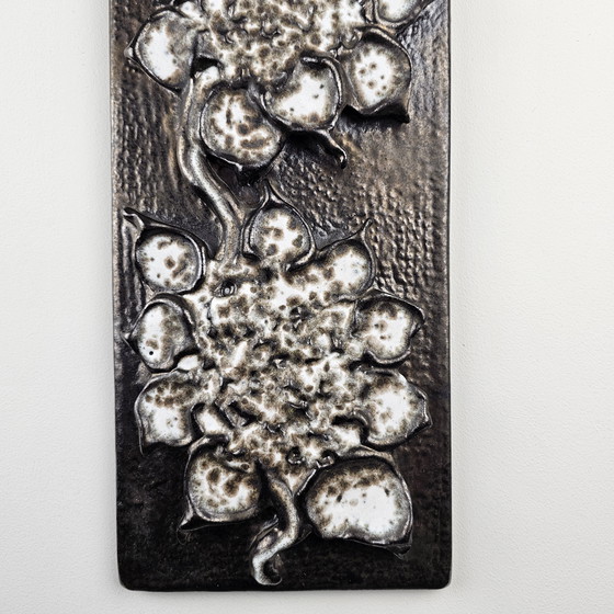 Image 1 of Una targa murale della Germania Ovest, realizzata da Carstens. La targa è rettangolare e raffigura fiori bianchi.