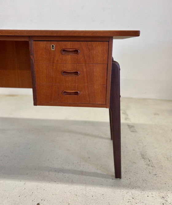 Image 1 of Dänischer Teakholz-Schreibtisch, 1960er Jahre.
