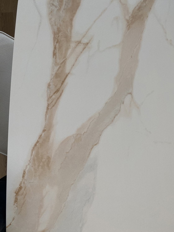 Image 1 of Tavolo da pranzo ovale danese Montello con piano in ceramica effetto marmo bianco.