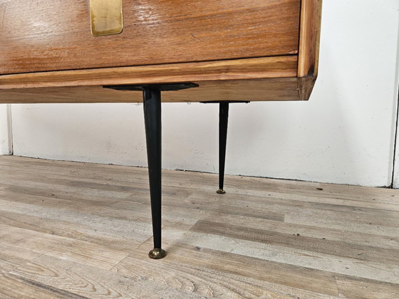 Image 1 of Notenhouten ladekast uit de jaren 60 met details van ijzer en messing.