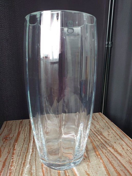 Vase aus mundgeblasenem Glas mit Facetten