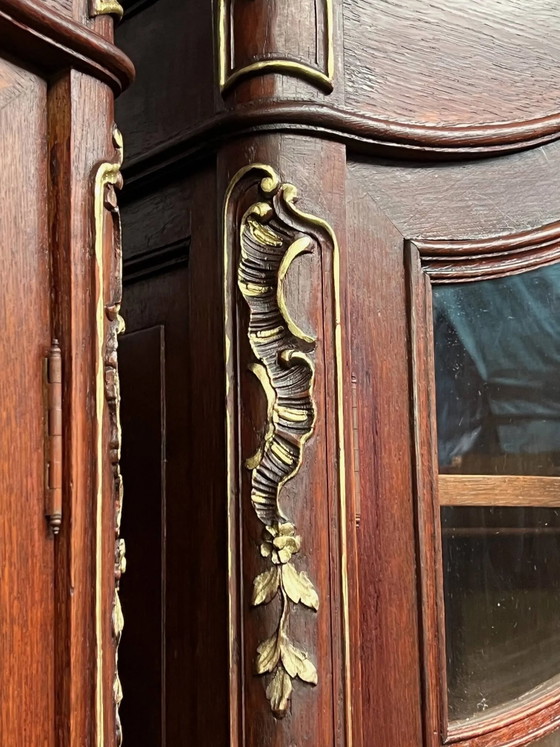 Twee vitrines in Lodewijk XV-stijl. Handgeschilderd in goud, vervaardigd uit massief eikenhout. (photo 7 of 8)