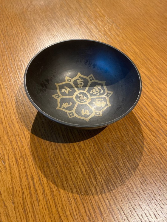 Image 1 of Klein metalen klankschaaltje met houten hamer – decoratief & meditatief