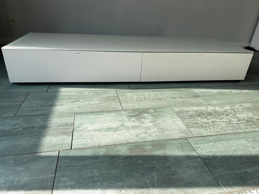 Elegante mobile porta TV Pass di Molteni & C – Design minimalista e finiture di alta qualità