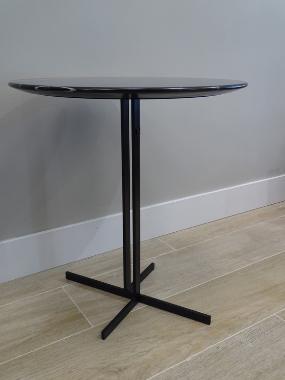 Image 1 of Table basse ou table d&#39;appoint Natuzzi, marbre Sahara Noir, XXIe siècle – Italie