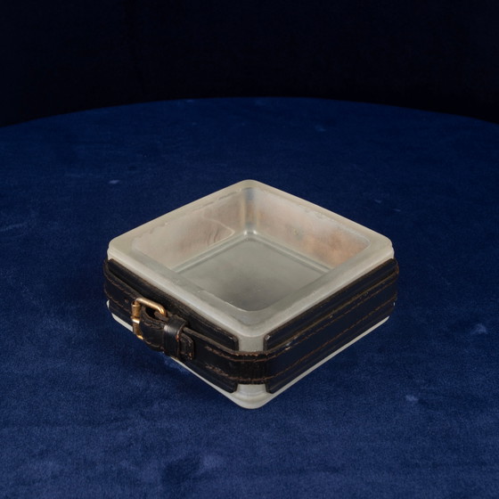 Jacques Adnet Handgestikte Lederen Asbak, Frankrijk 1950 – Tafelaccessoires, Leather, Metal (photo 12 of 18)