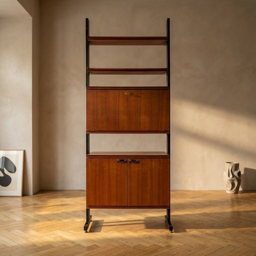 Meuble mural modulaire de style moderne du milieu du XXe siècle, placage teck et étagères en métal noir, années 1960, Europe