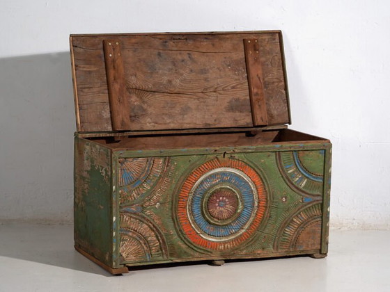 Malle ancienne sculptée style art populaire (c.1900) #79 – Armoires de rangement (photo 18 of 40)