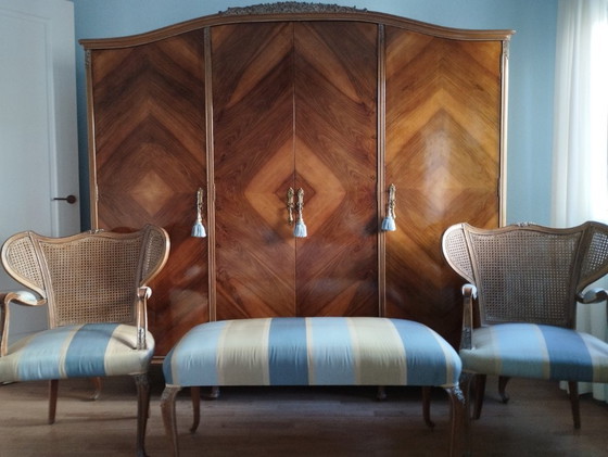 Image 1 of Grande armoire en bois sculpté des années 1950