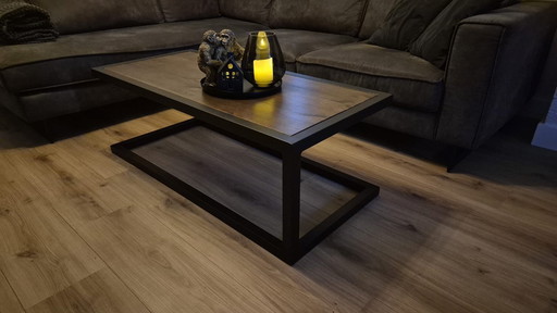 Table basse design 120x60 cm – Structure en C flottante artisanale – Acier et bois