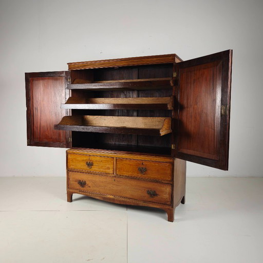 Armoire à linge anglaise en acajou du début du XIXe siècle, vers 1820-1840.