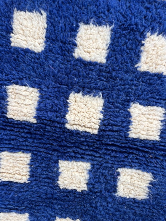 Alfombra marroquí de lana azul cobalto con cuadrados de color marfil, M’rirt hecho a mano, leslosanges (foto 7 de 10)