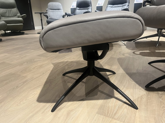 Image 1 of Poltrona relax Stressless London Highback M con pouf