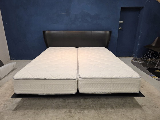 Image 1 of Cama B&B Italia Alys de diseño, 210x180 cm, piel premium.