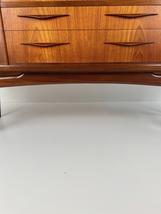 Image 1 of Deens Mid-Century Teak Dressoir – Uitzonderlijk vakmanschap en gebeeldhouwde elegantie