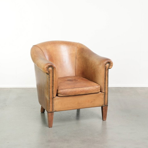Karaktervolle schapenleren clubfauteuil in een lichte cognac kleur afgewerkt met siernagels – Leather