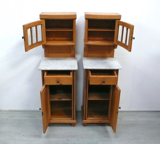 Image 1 of 2 Biedermeier Nachttische mit Vitrinen-Aufsatz um 1870, Naturholz + Facettenglas