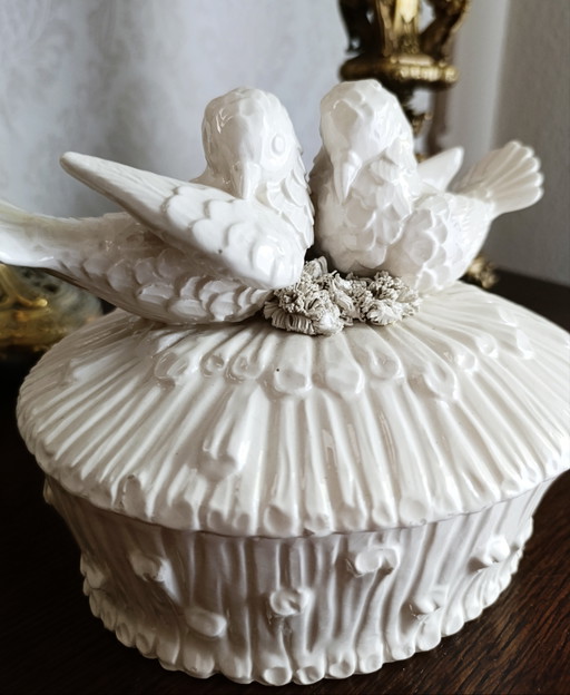 Vintage Italiaanse keramische sieradendoos met witte glazuurlaag en duiven. – decoratieve objecten, Ceramic