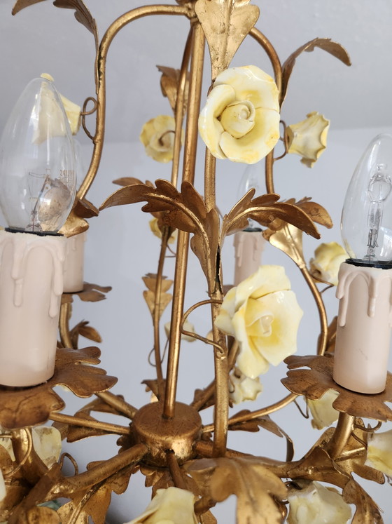 Lampe de plafond florentine ancienne, dorée et forgée à la main, ornée de roses en porcelaine, Italie (photo 11 of 14)