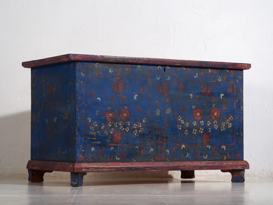 Antike marineblaue Truhe mit Blumendetails (ca. 1920) #94 – Aufbewahrungsschrank (photo 12 of 40)