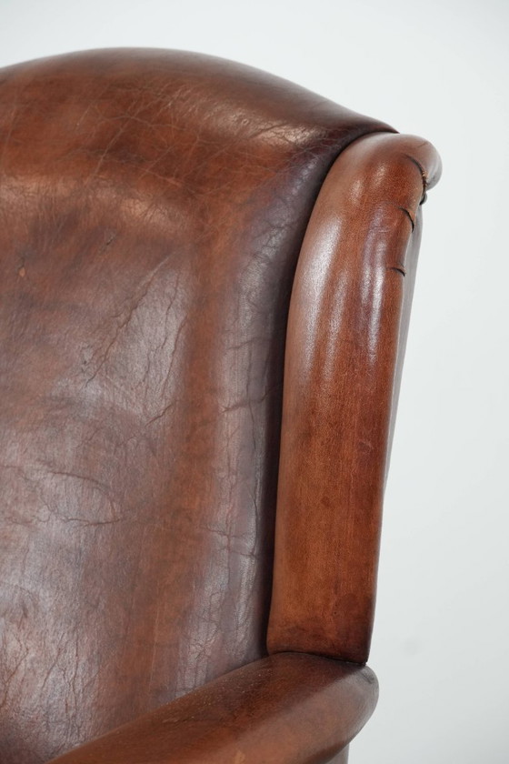 Image 1 of Fauteuil à oreilles classique vintage en peau de mouton et bois