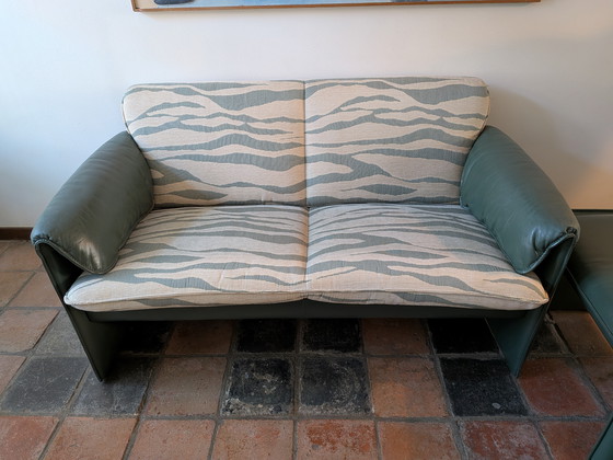 Image 1 of Sofá 2 Plazas Leolux Bora Bora + Hocker
Axel Enthoven | Tapicería de cebra posmoderna | Verde espuma de mar | California. 1990