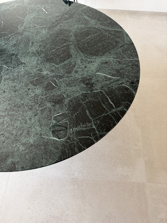 Originele Alpe Verdi Knoll Tulip Eettafel 137 Rond Nieuwstaat!! Eero Saarinen Wit/Zwarte Poot – Marble (photo 12 of 15)