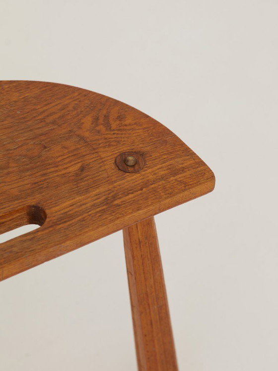 Image 1 of 2 vintage massief houten halfronde driepootkrukjes, circa 1950