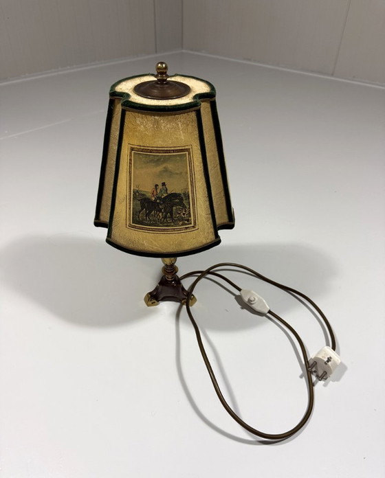 Lámpara de mesa de latón con pantalla con escena de caza, década de 1950. – Lámparas de mesa, Brass (photo 16 of 17)