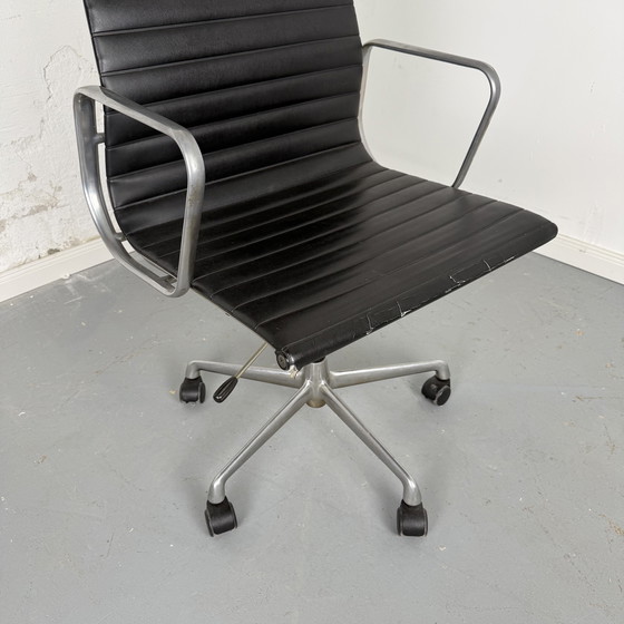Image 1 of Herman Miller EA 119 - Cuero