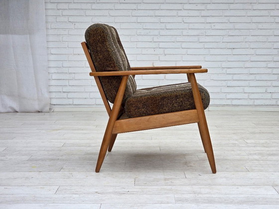 Image 1 of Fauteuil danois des années 1970, en bois de hêtre, recouvert de tissu d'ameublement en laine.
