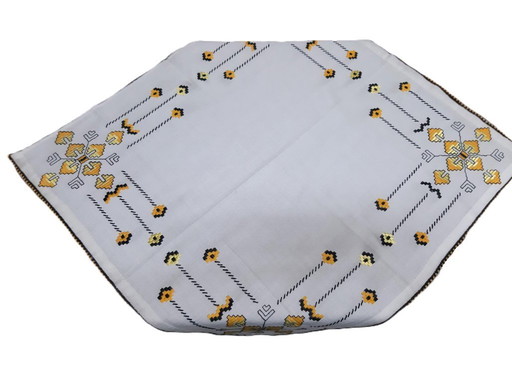 Vintage handgeborduurd tafelkleed 68 x 63 cm