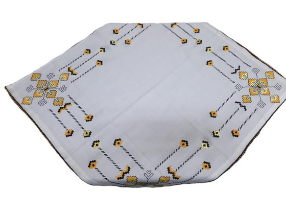 Image 1 of Tovaglia vintage ricamata a mano 68 x 63 cm
