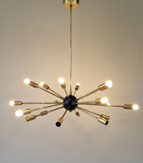 Image 1 of Lustre vintage de style Stilnovo, design italien du milieu du XXe siècle, années 1960, en laiton