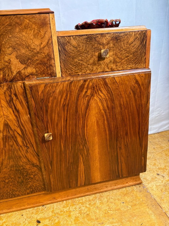 Image 1 of Credenza da cocktail Art Deco inglese in radica di noce – Circa anni '30 Una splendida credenza da cocktail originale inglese Ar
