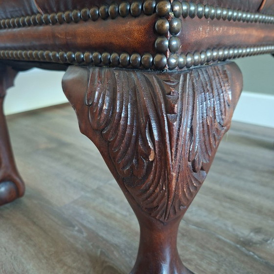Poggiapiedi Chesterfield in pelle. Anni '70. – Poggiapiedi e pouf, Leather, Wood (photo 8 of 11)