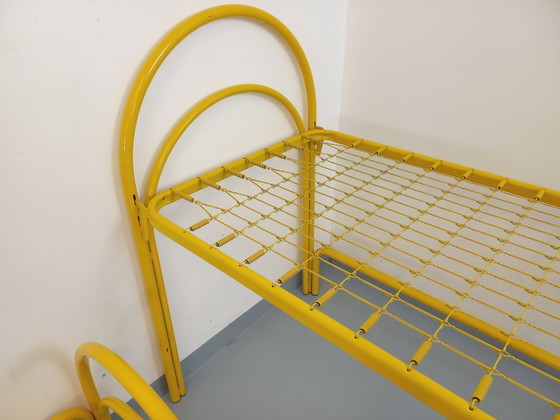 Image 1 of Twee vintage Italiaanse Maretto Marflex stapelbedden van geel metaal uit de jaren 80.