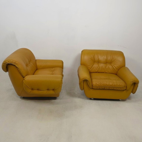 zona salotto di design italiano anni '70, era spaziale, brutalista, giallo ocra. – Sofà, Leather (photo 9 of 13)