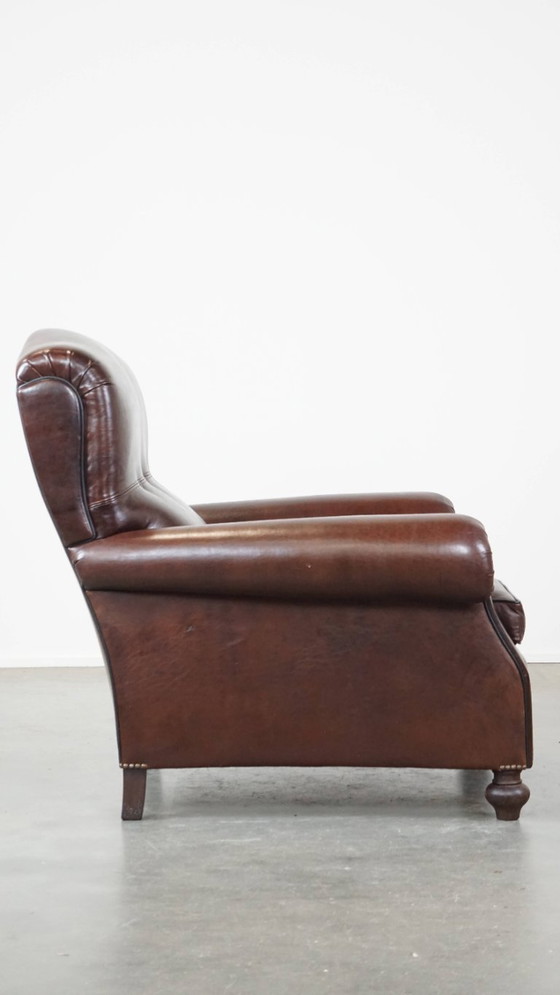 Image 1 of Comfortabele, donkere antieke schapenleren Engelse armchair