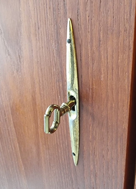 Image 1 of garde-robe du milieu du siècle