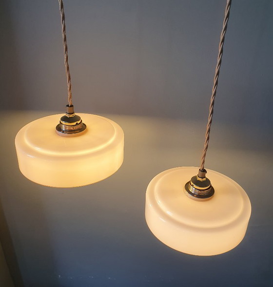 Image 1 of Ensemble (2) lampes suspendues Art Déco vintage en verre opalin rose pastel.