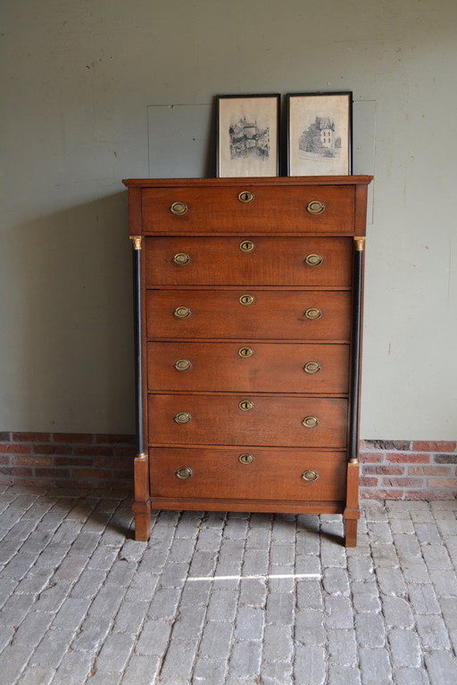 Chiffonnière, commode ancienne en chêne.